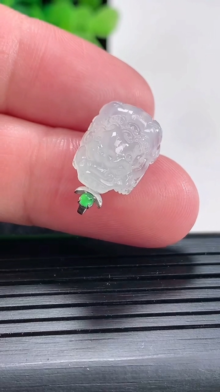 天然A货翡翠种白冰貔貅吊坠尺寸17-11.5-7.5重量:2.59g
4月17日