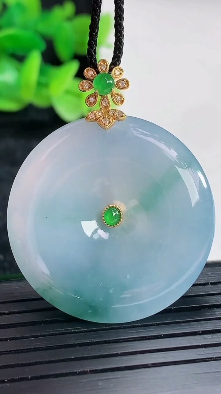 天然A货翡翠种紫罗兰 飘花平安扣吊坠尺寸33-5.8重量:14.37g
4月17日