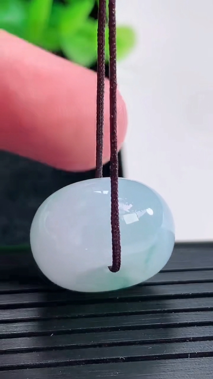 天然A货翡翠飘花路路通吊坠尺寸19.5-11.8重量:9.13g
4月17日