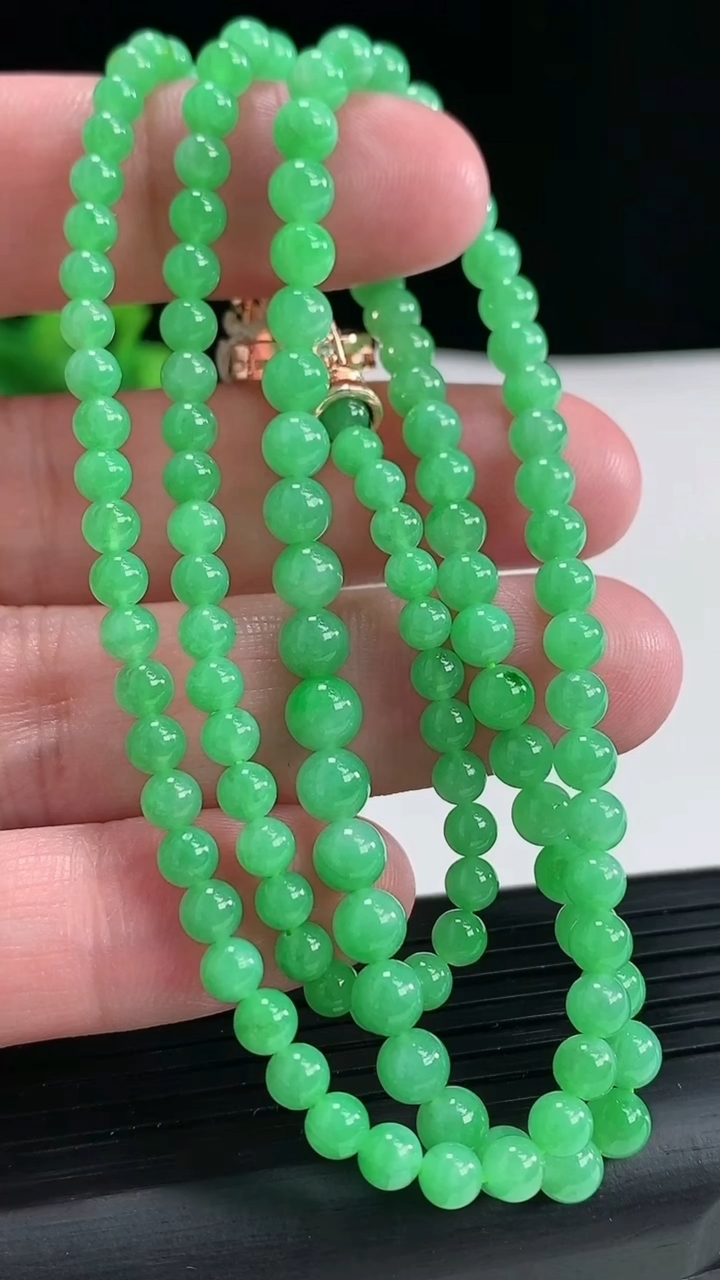 天然A货翡翠圆珠项链，尺寸4.5-129颗重量:21.82g
4月17日
