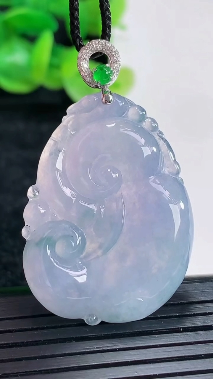 天然A货翡翠种紫罗兰 飘花如意吊坠尺寸34-25.6-5.2重量:10.41g
4月17日