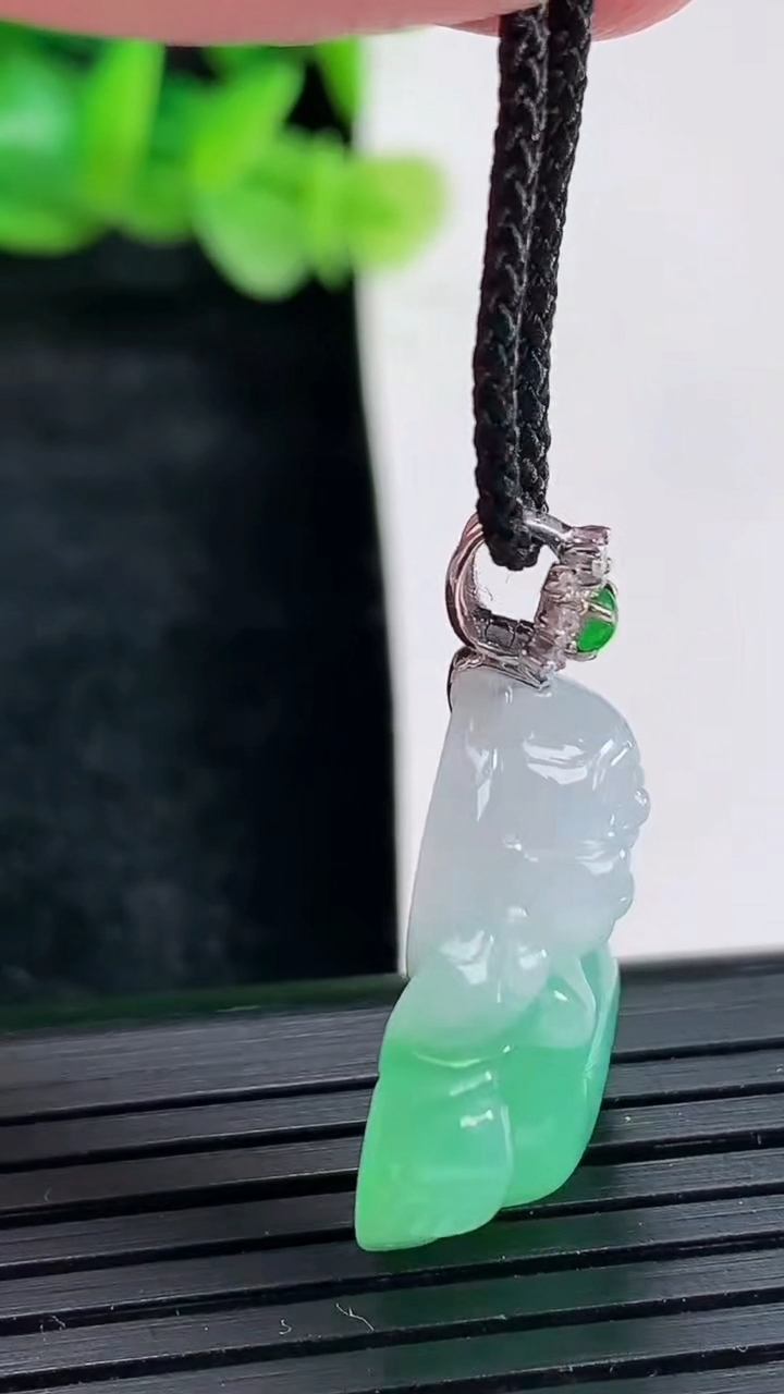 天然A货翡翠佛公吊坠尺寸22-25-8重量:7.39g
4月17日