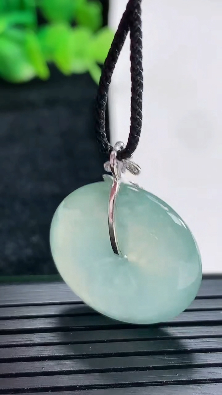 天然A货翡翠平安扣吊坠尺寸23.6-5重量:6.72g
4月17日