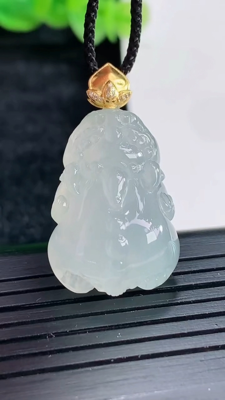 天然A货翡翠18k金飘花貔貅吊坠尺寸24.5-17.4-10.6重量:7.40g
4月17日