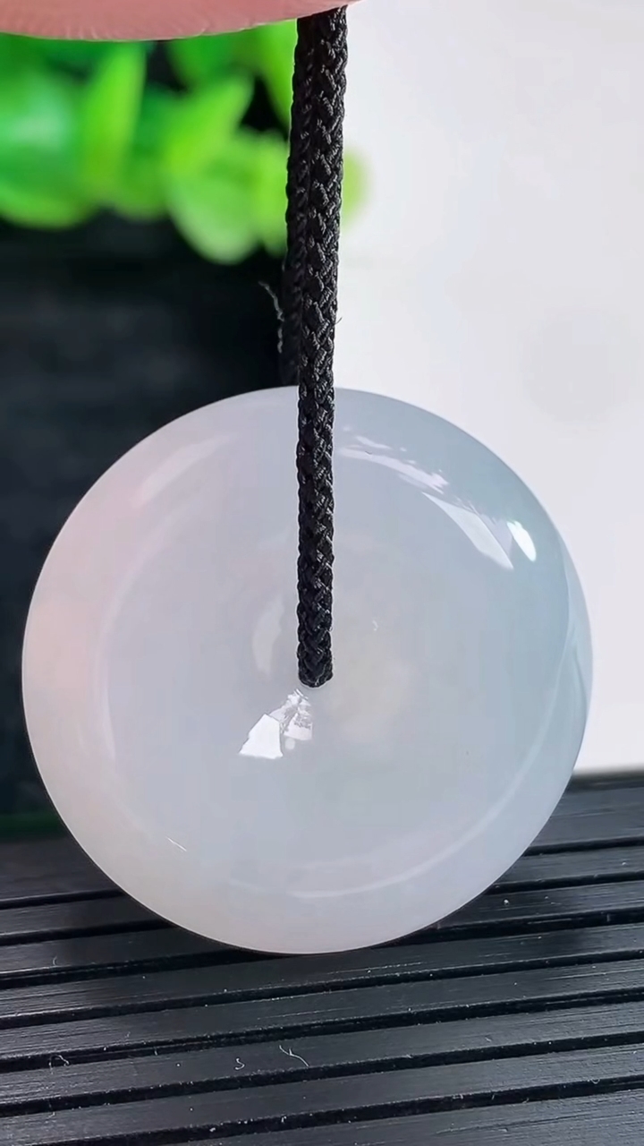 天然A货翡翠紫罗兰平安扣吊坠尺寸29-8.8重量:14.98g
4月17日