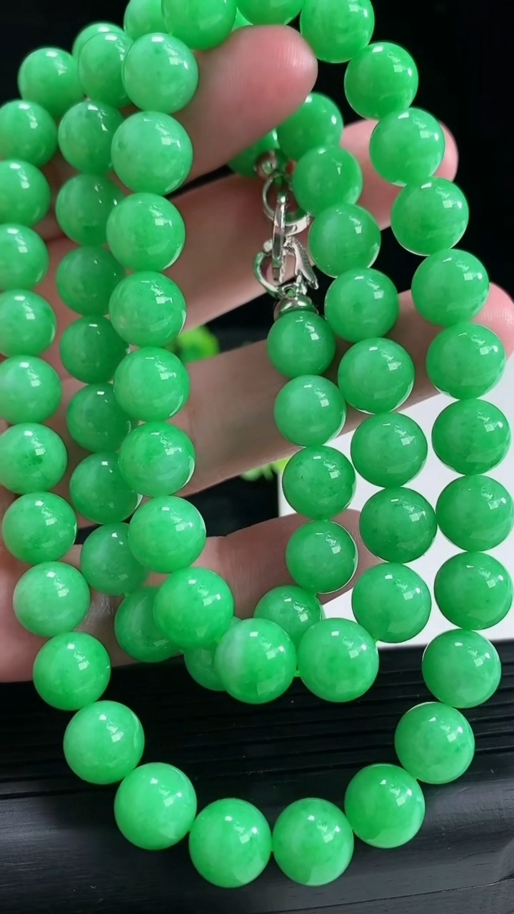 天然A货翡翠圆珠项链尺寸9.6-68颗重量:107.97g4月17日
工厂直销收藏佳品,种好水足，色泽均匀，有种有色，上手高大气！