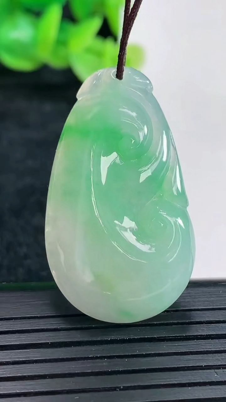 天然A货翡翠如意吊坠尺寸36.6-21-6重量:8.54g
4月17日