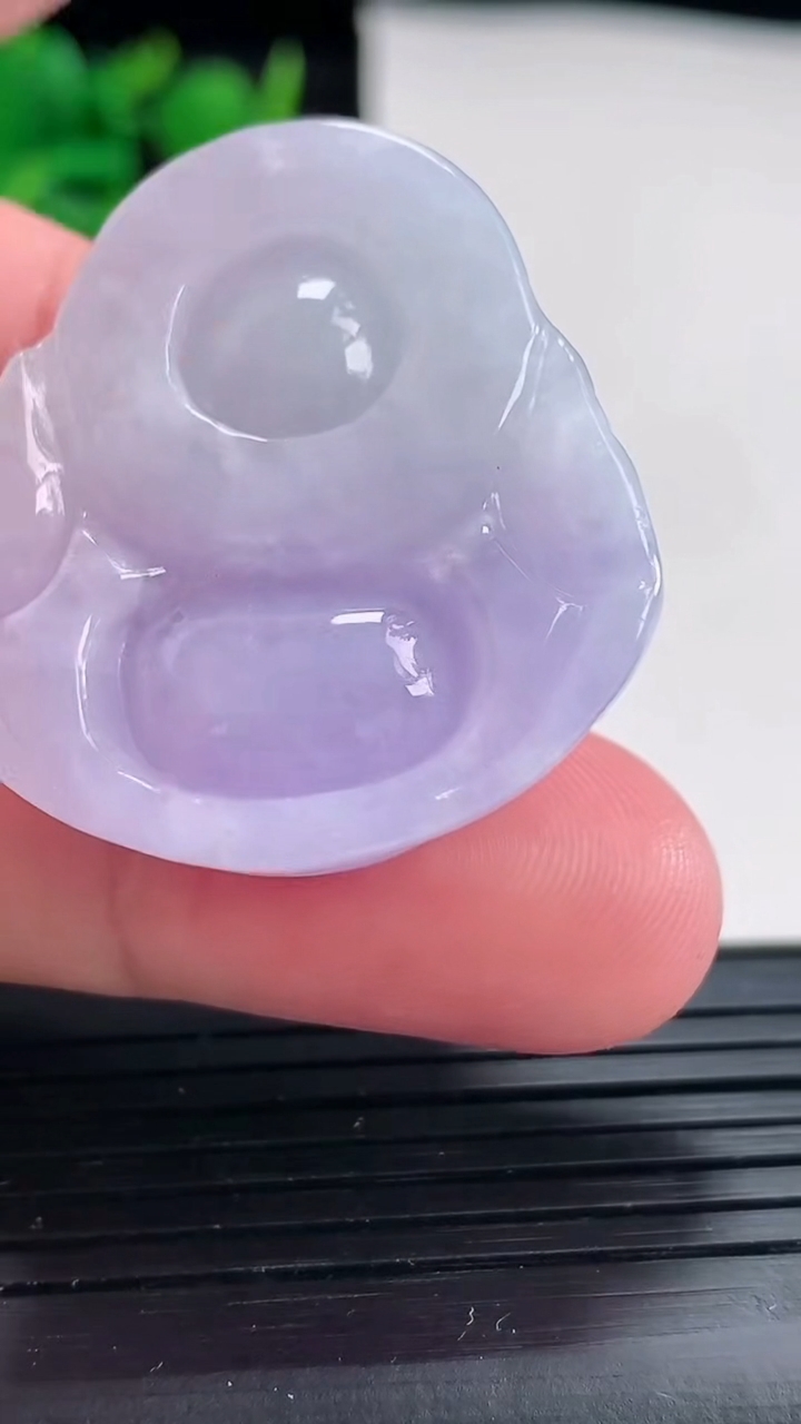 天然A货翡翠紫罗兰佛公吊坠尺寸34-32-12.5重量:21.26g
4月17日