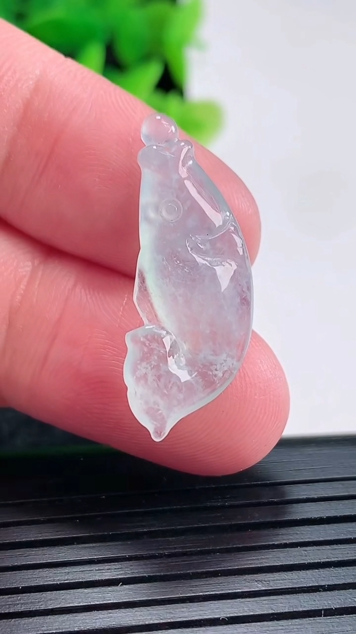 天然A货翡翠年年有余吊坠尺寸30-10.5-4重量:2.27g
4月17日