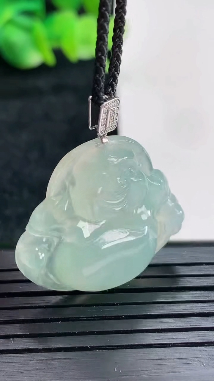 天然A货翡翠佛公吊坠尺寸26-28-6.2重量:6.66g
4月17日