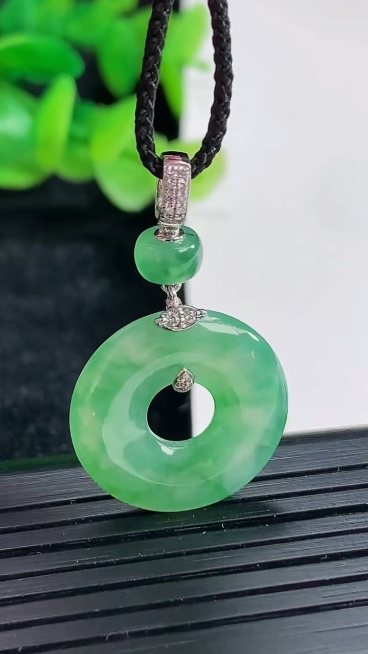 天然A货翡翠平安环吊坠尺寸19.5-3.3重量:3.14g
4月17日