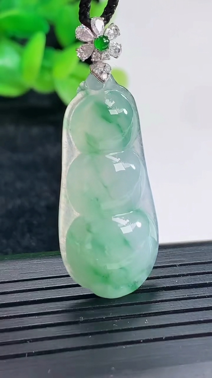 天然A货翡翠种飘花福豆吊坠尺寸34-16-7重量:6.05g
4月17日