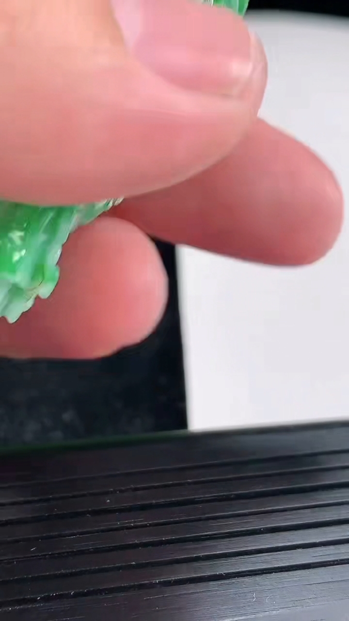 天然A货翡翠白菜吊坠尺寸56.6-25-11.2重量:21.38g
4月17日