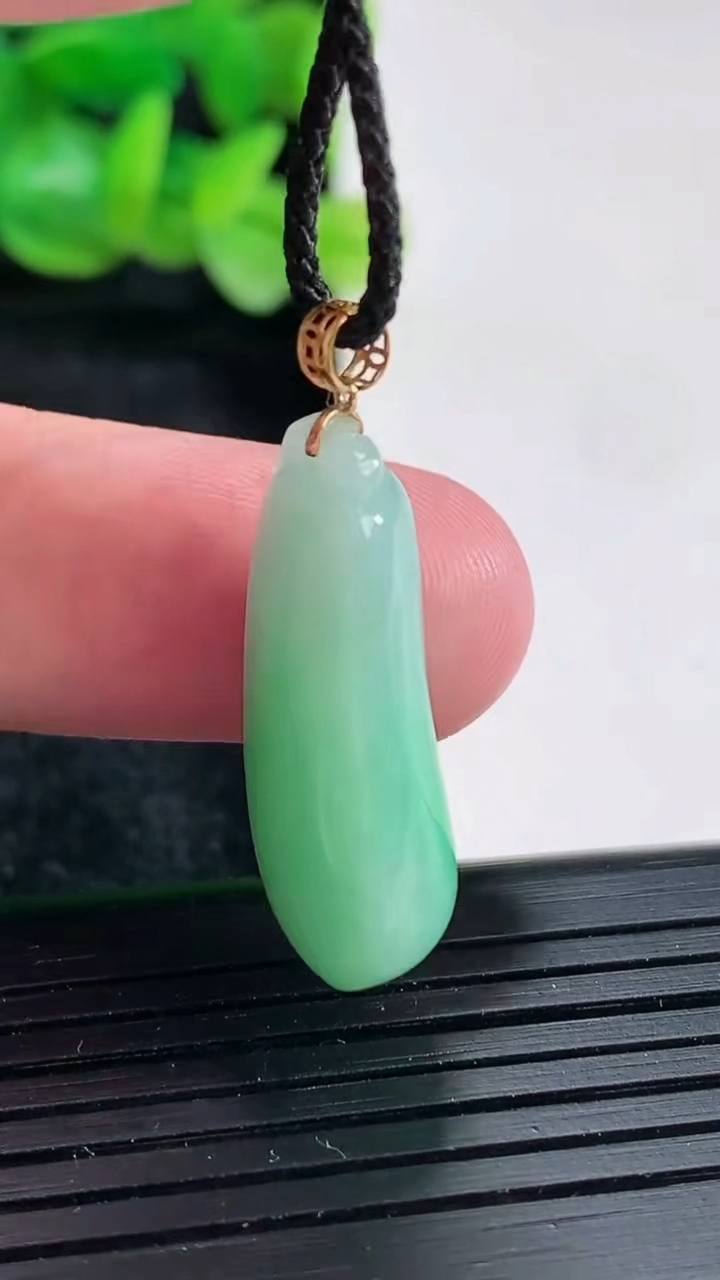 天然A货翡翠福瓜吊坠尺寸25-12.5-10重量:5.29g
4月17日