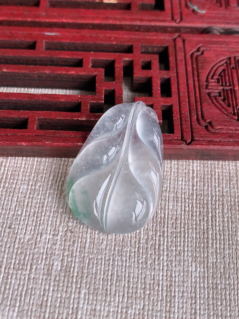 天然A货翡翠飘花叶子金枝玉叶镶嵌件 
尺寸29.5-19.8-4mm 重量4.45g 0415