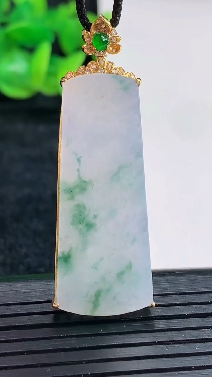 天然A货翡翠18k金紫罗兰 飘花无事牌吊坠尺寸49-16.5-5.5，裸石39-16重量:7.12g
4月17日