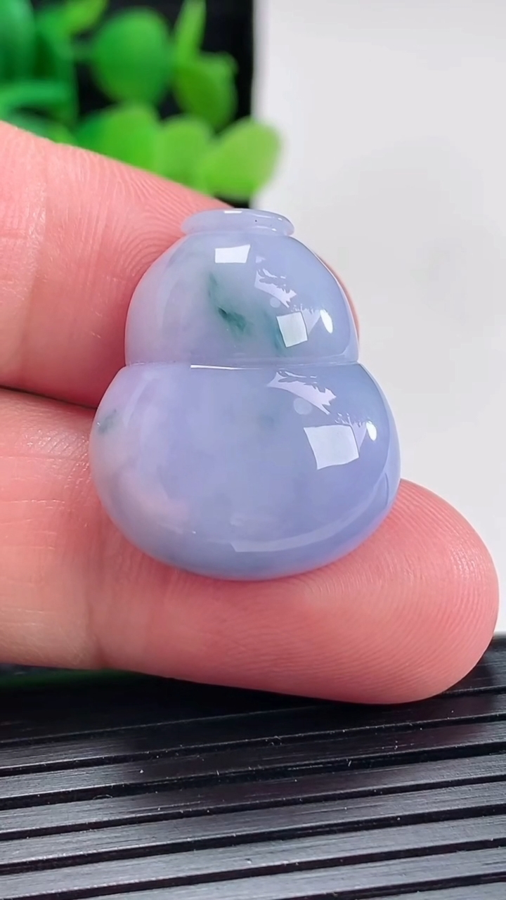 天然A货翡翠紫罗兰飘花葫芦吊坠尺寸24.5-20.5-7.5重量:7.25g
4月17日