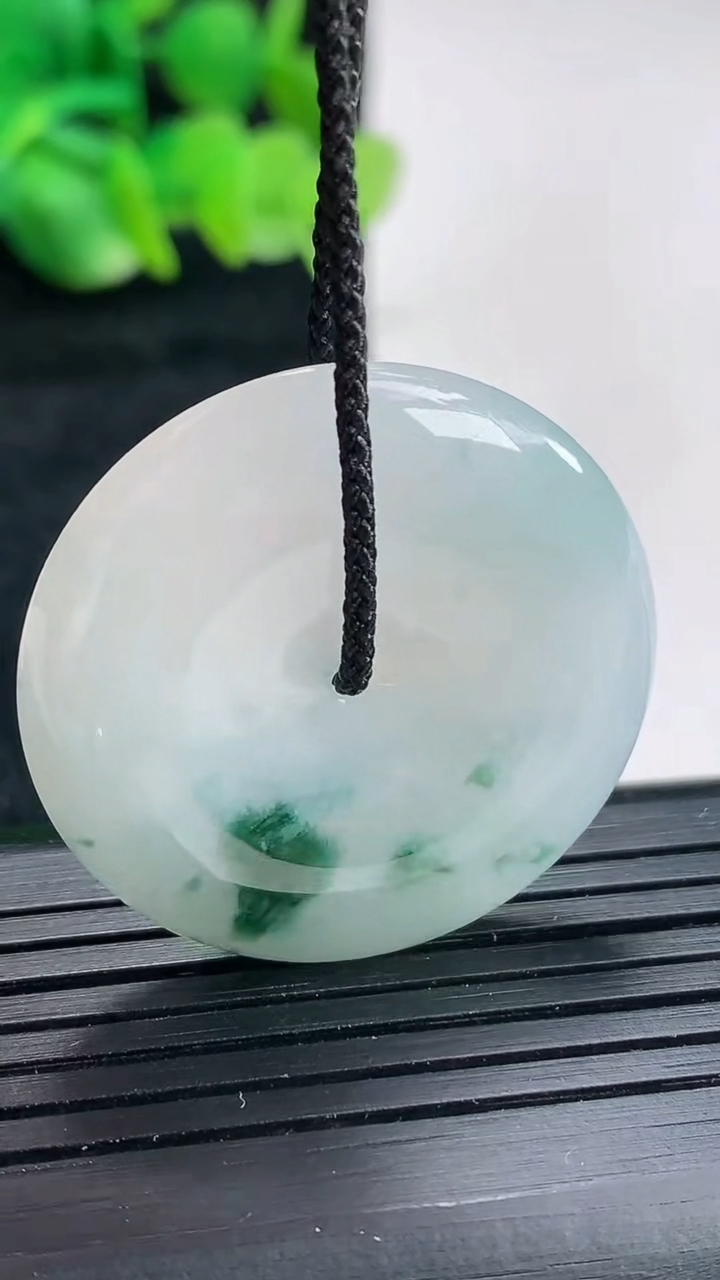 天然A货翡翠飘花平安扣吊坠尺寸32-5.5重量:12.15g
4月17日