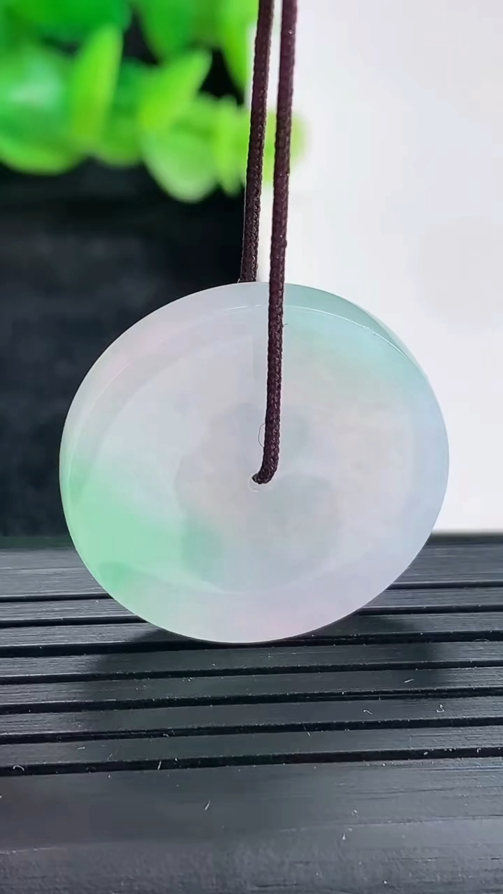 天然A货翡翠平安扣吊坠尺寸25.5-3.6重量:3.93g
4月17日