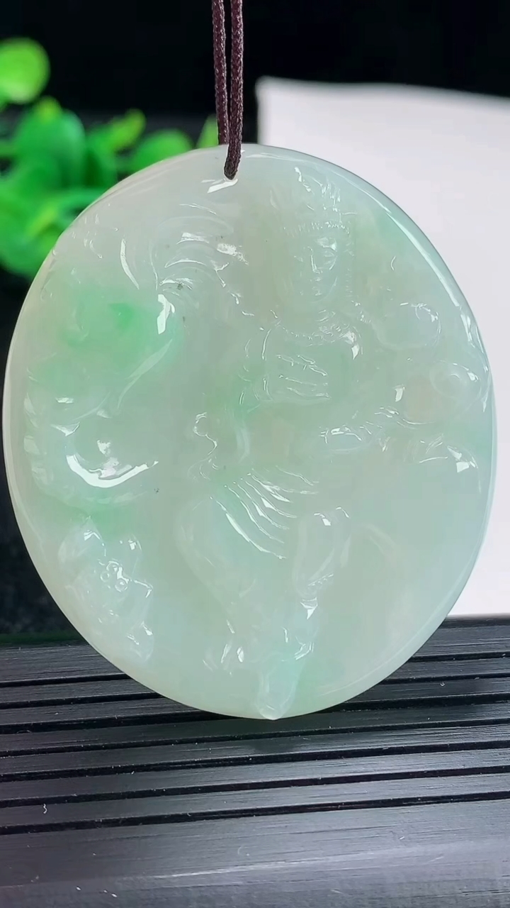 天然A货翡翠普贤菩萨吊坠尺寸48-41.5-5.8重量:22.80g
4月17日
