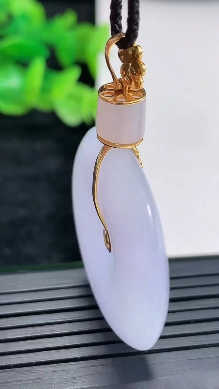 天然A货翡翠种紫罗兰平安扣吊坠尺寸34.5-6重量:16.62g
4月17日