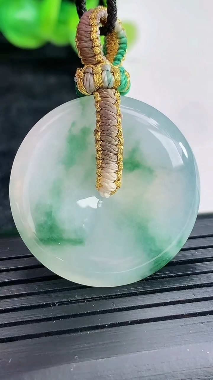 天然A货翡翠飘花平安扣吊坠尺寸29-5重量:9.81g
4月17日