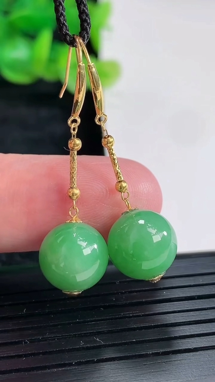 天然A货翡翠圆珠耳坠一对尺寸10.5重量:4.48g4月17日
工厂直销收藏佳品,种好水足，色泽均匀