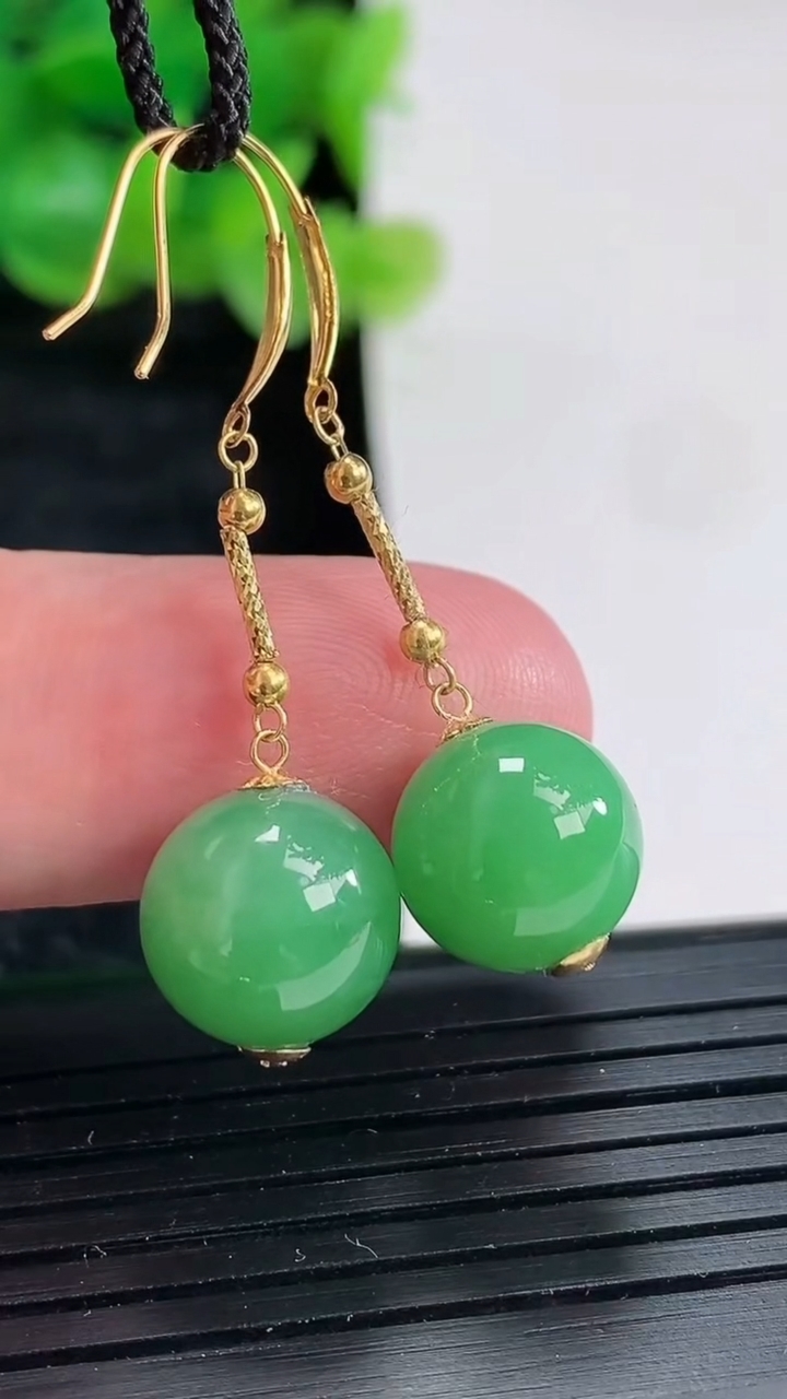 天然A货翡翠圆珠耳坠一对尺寸10.5重量:4.48g4月17日
工厂直销收藏佳品,种好水足，色泽均匀，有种有色，上手高大气！