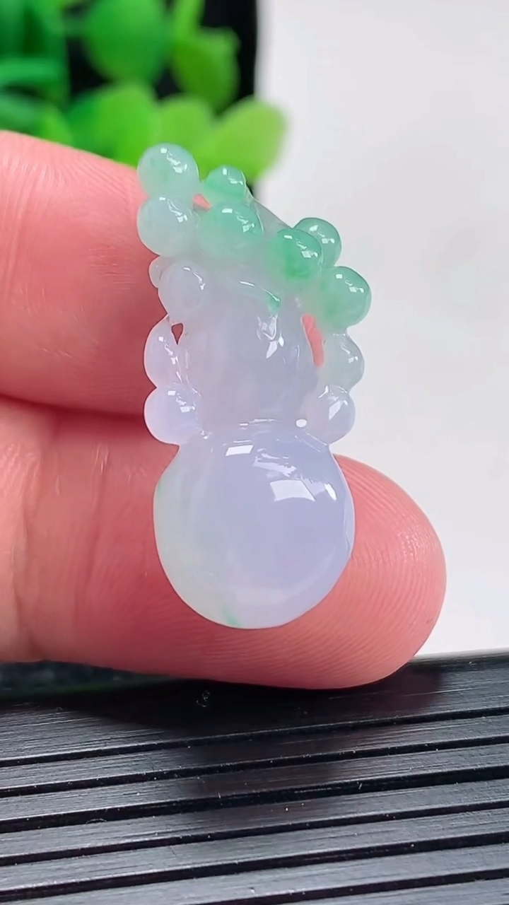 天然A货翡翠葫芦吊坠尺寸30.5-12.5-8重量:4.71g
4月17日