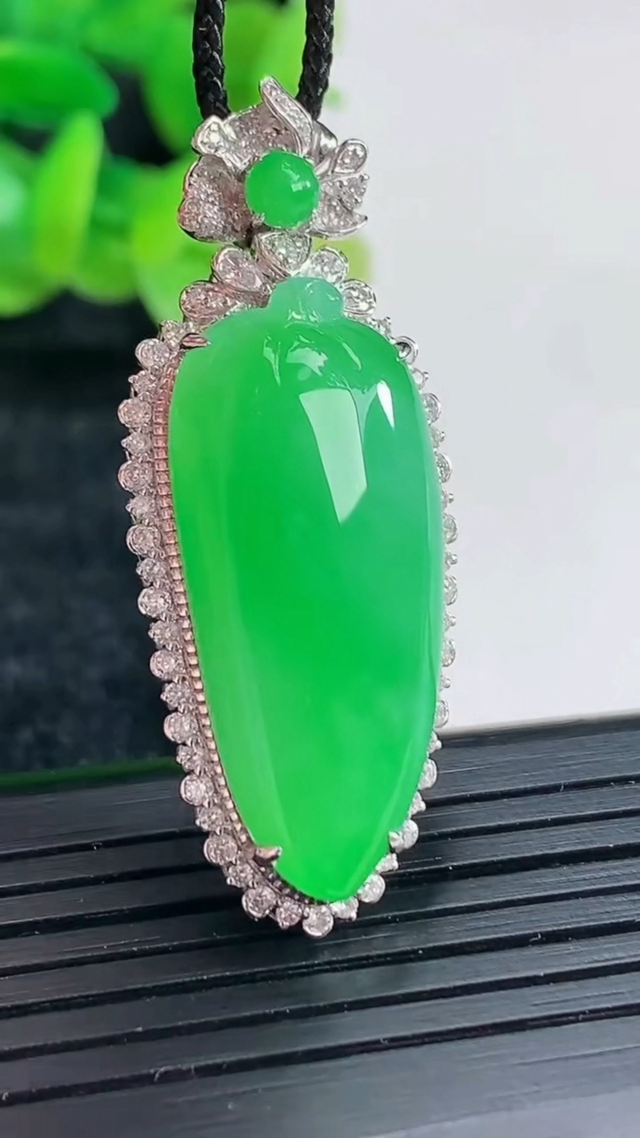 天然A货翡翠福瓜吊坠尺寸43-17-11.，裸石30-13.5重量:9.65g
4月17日