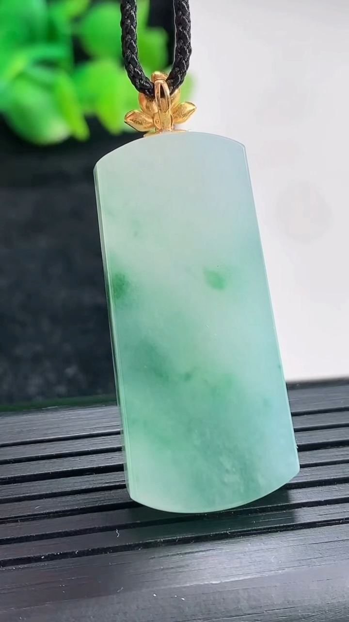 天然A货翡翠18k金飘花无事牌吊坠尺寸38-17-6重量:12.00g
4月17日