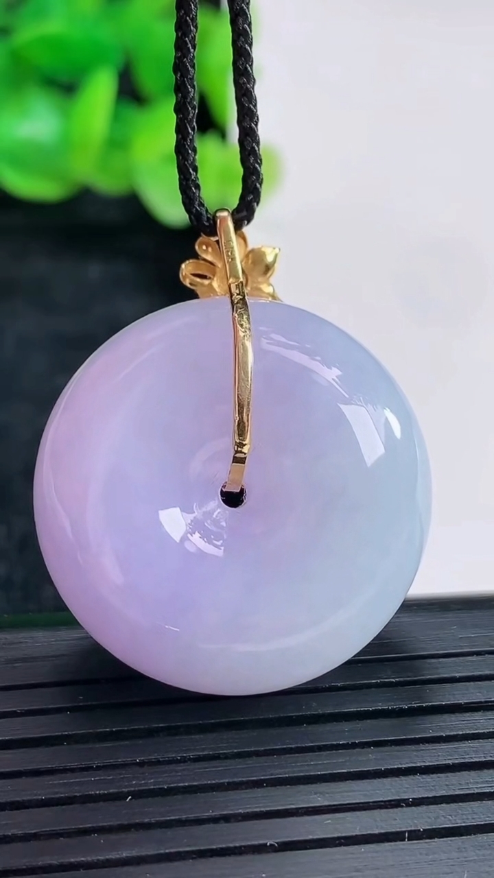 天然A货翡翠18k金紫罗兰平安扣吊坠尺寸28-12.5重量:21.03g
4月17日