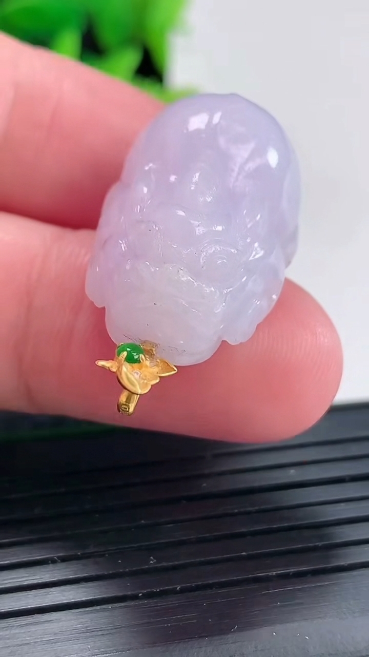 天然A货翡翠18k金紫罗兰貔貅吊坠尺寸25-17.5-13重量:11.18g
4月17日