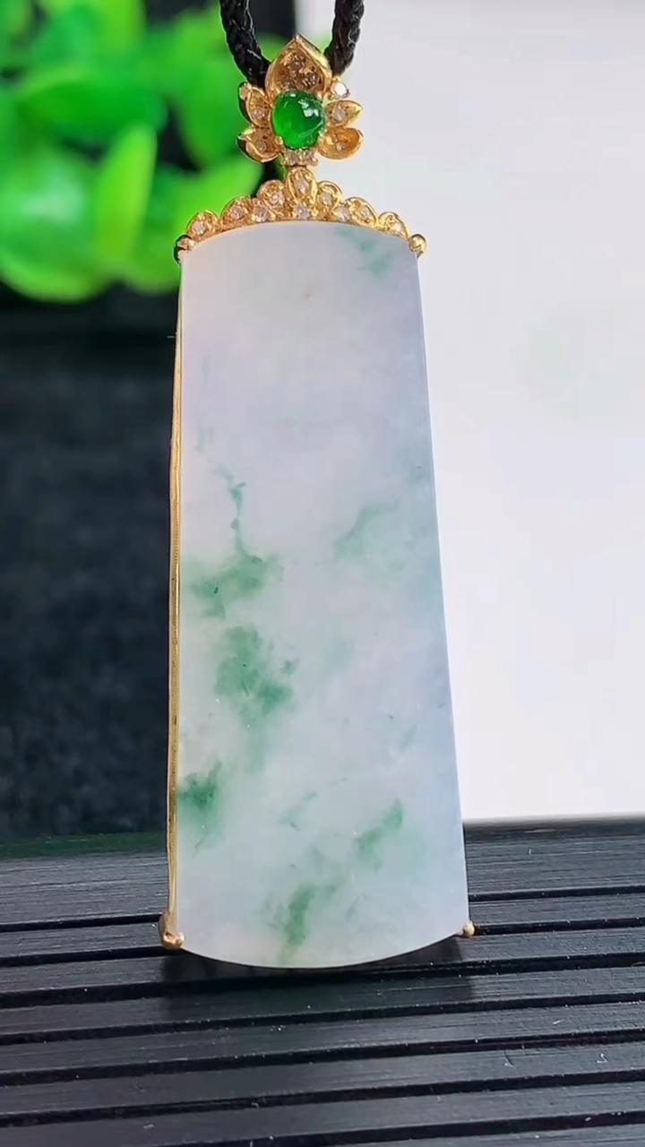 天然A货翡翠18k金紫罗兰 飘花无事牌吊坠尺寸49-16.5-5.5，裸石39-16重量:7.12g