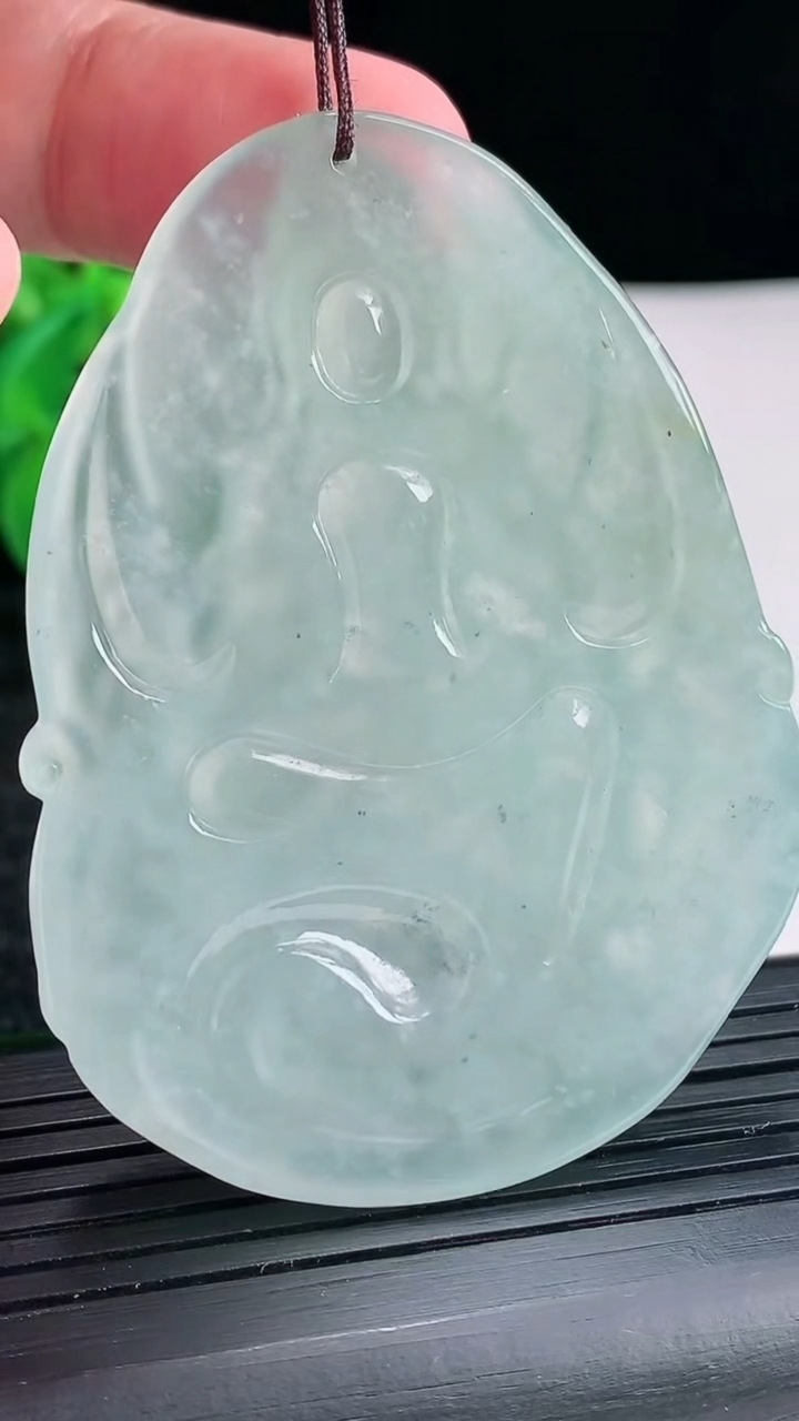 天然A货翡翠观音菩萨吊坠尺寸62-45.6-6.2重量:37.79g
4月17日