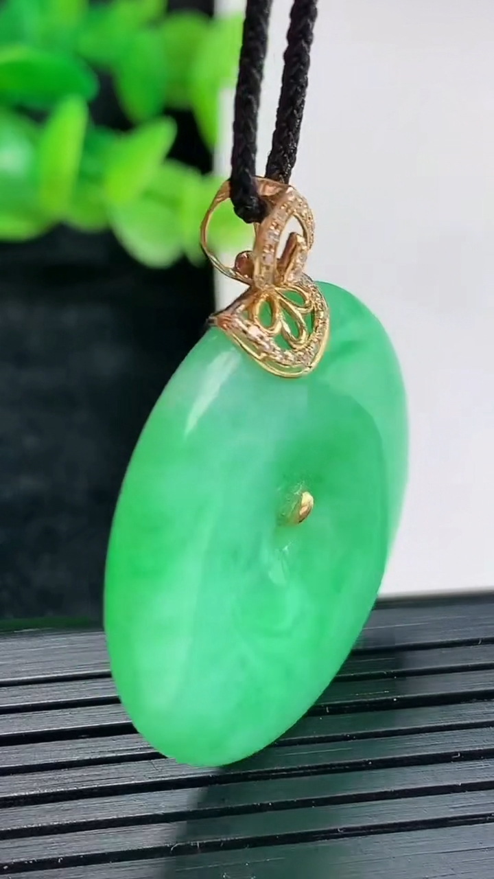 天然A货翡翠平安扣吊坠尺寸31.6-5.5重量:12.66g
4月17日