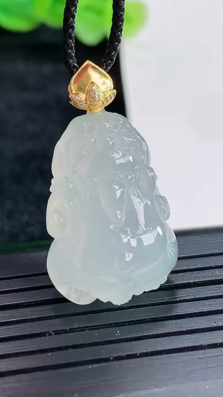 天然A货翡翠18k金飘花貔貅吊坠尺寸24.5-17.4-10.6重量:7.40g
4月17日