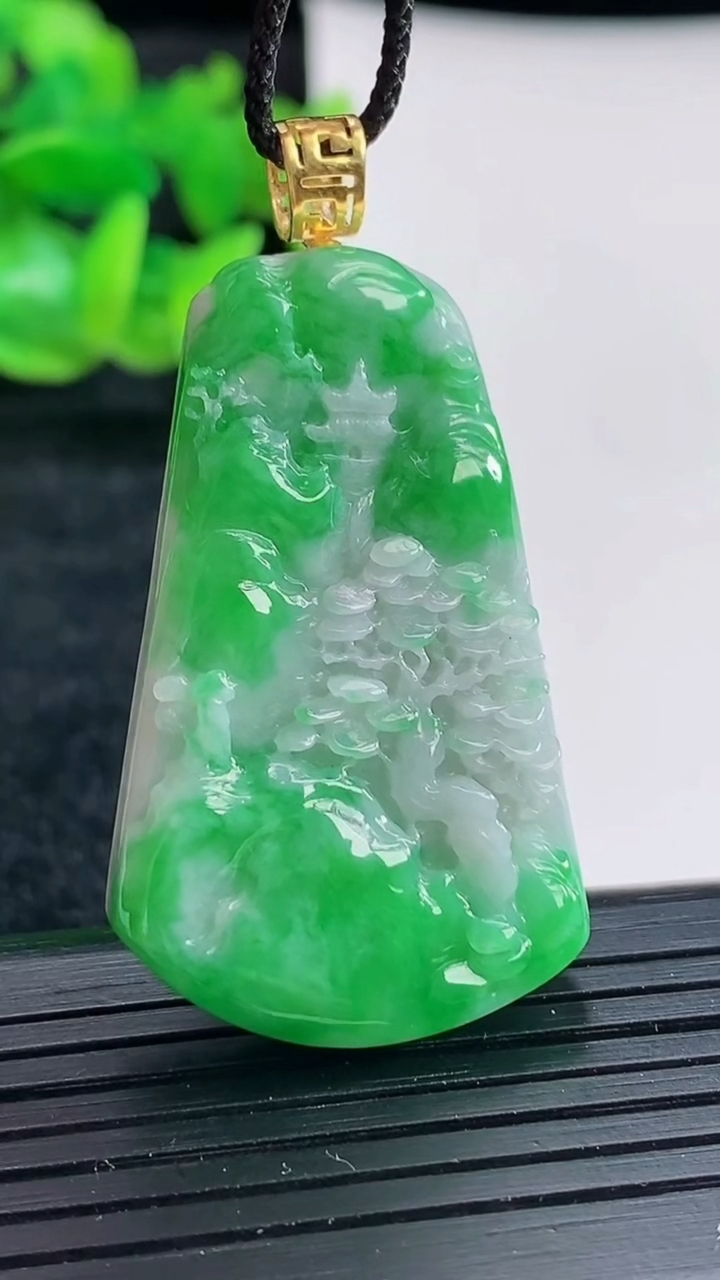 天然A货翡翠山水牌吊坠尺寸41-25-6.2重量:13.79g
4月17日