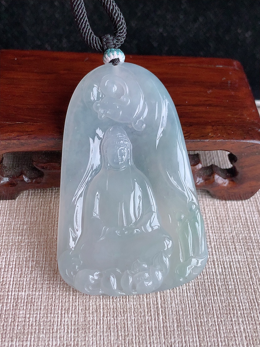 天然A货翡翠晴水观音吊坠 
尺寸59.6-38-5.5mm 重量29.44g 0415