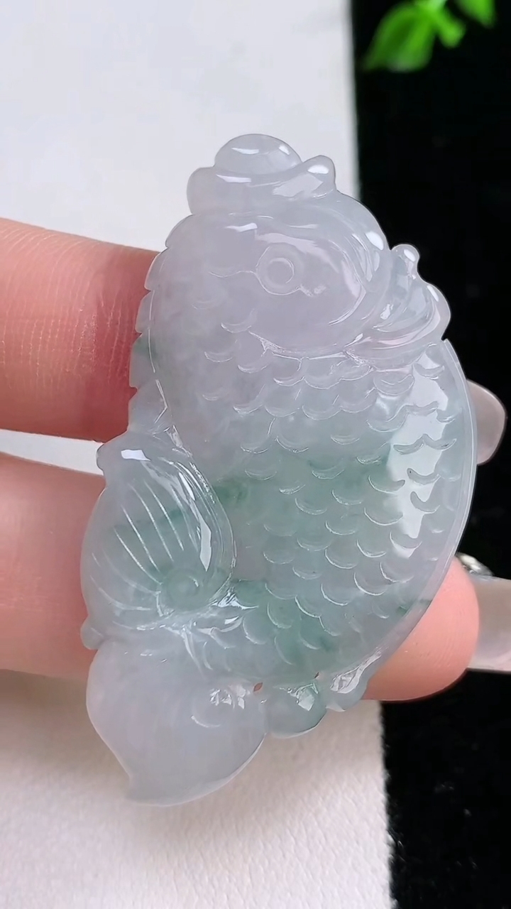 天然A货翡翠飘花年年有余吊坠，尺寸49.8-27.7-5，重:12.53g
4月17日