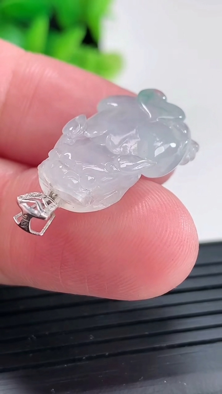 天然A货翡翠种飘花貔貅吊坠尺寸23.5-13.6-5.5重量:3.77g
4月17日