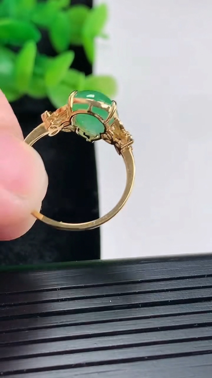 天然A货翡翠葫芦戒指尺寸内径16.6，尺寸12-8.2-4.6重量:2.39g2026年4月17日
工厂直销收藏佳品,种好水足，色泽均匀，有种有色，上手高大气！