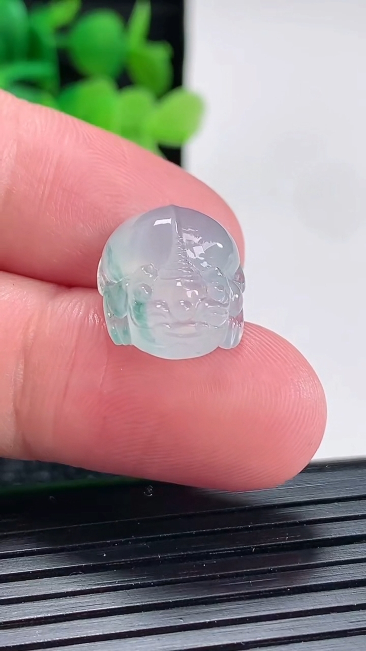 天然A货翡翠冰种飘花貔貅镶嵌件尺寸15-14-8重量:2.78g
4月17日