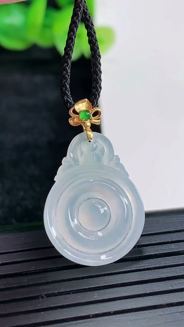 天然A货翡翠种白冰福贝吊坠尺寸23-17-2.5重量:1.76g
4月17日