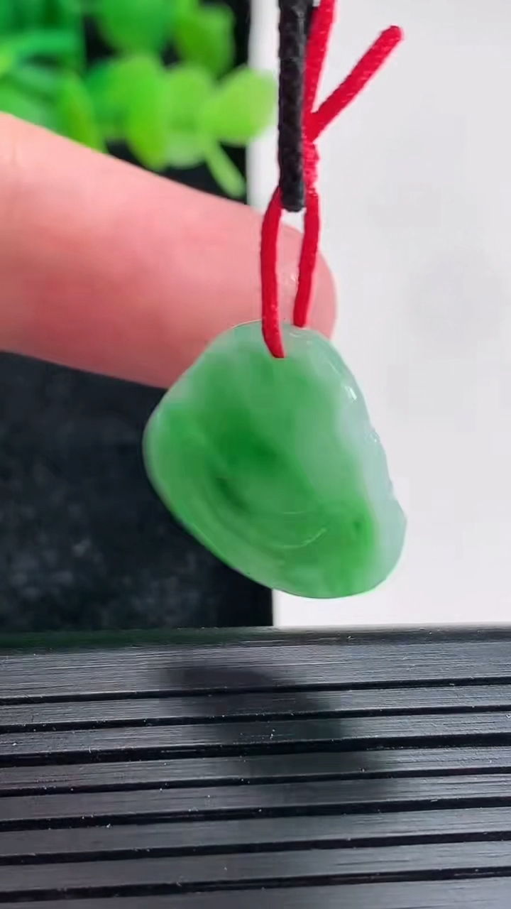 天然A货翡翠佛公吊坠尺寸19-20-4.3重量:2.99g
4月17日