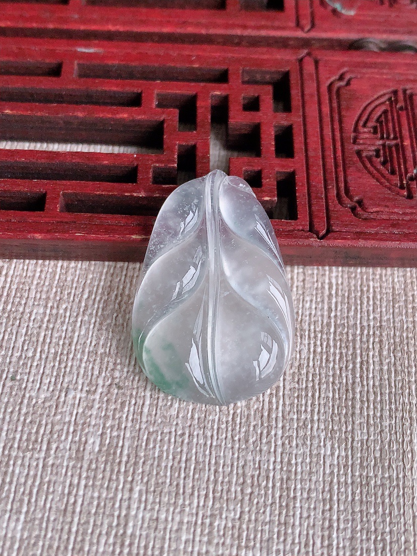 天然A货翡翠飘花叶子金枝玉叶镶嵌件 
尺寸29.5-19.8-4mm 重量4.45g 0415