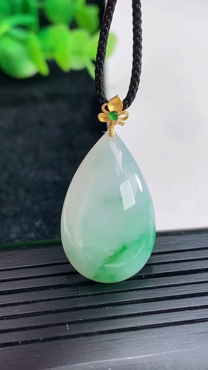 天然A货翡翠水滴吊坠尺寸25.5-16.5-6.2重量:4.96g
4月17日