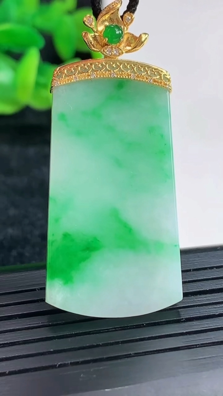 天然A货翡翠无事牌吊坠尺寸39-20-3.8重量:10.17g
4月17日