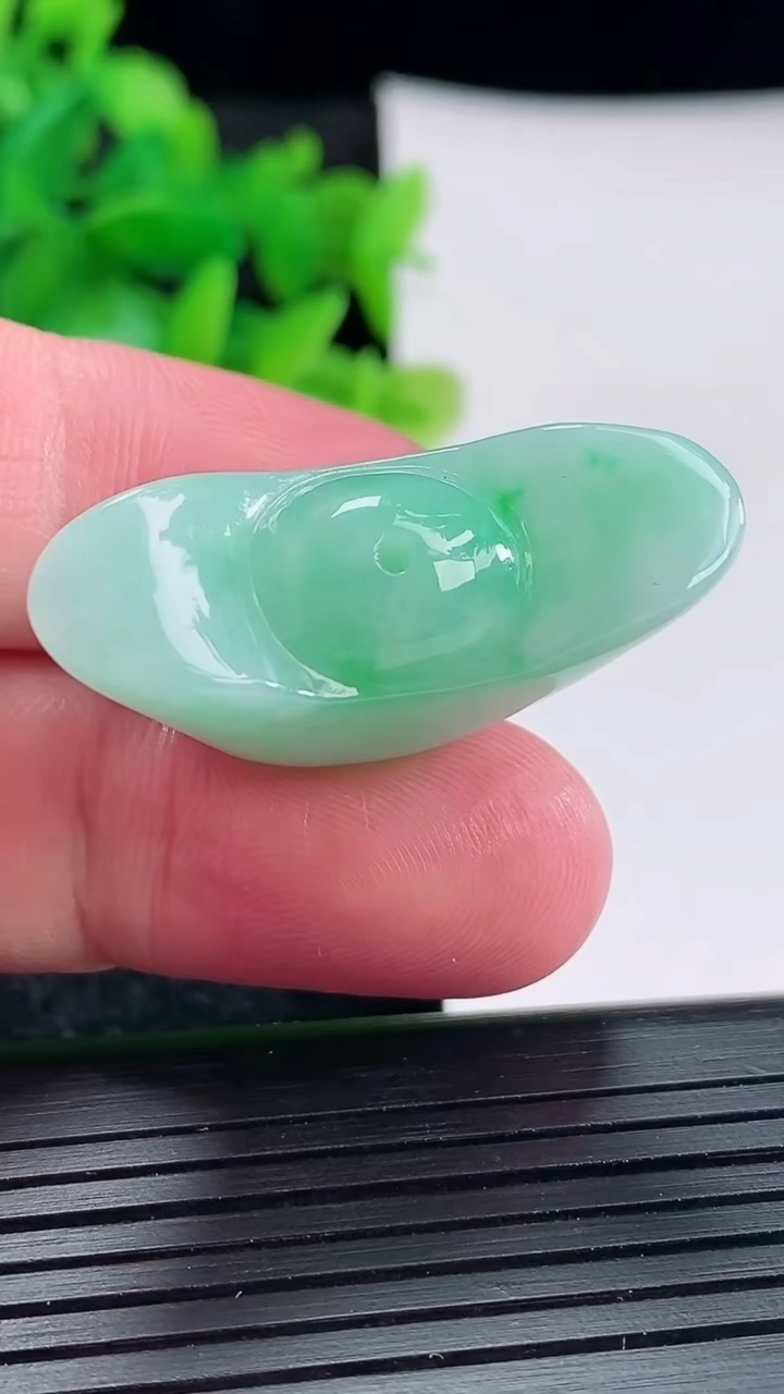 天然A货翡翠元宝吊坠尺寸34-19-12重量:14.74g
4月17日