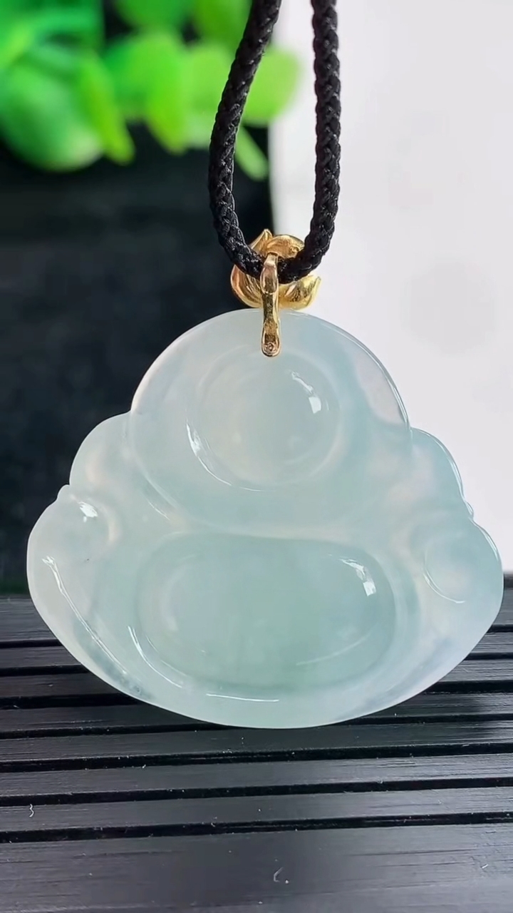 天然A货翡翠佛公吊坠尺寸26.5-31-5.5重量:6.92g
4月17日